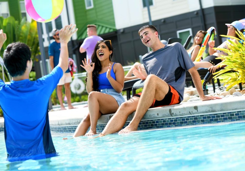 Maleeha_SACHMIS_Model_Austin_FARMERIE_Living_Poolside2